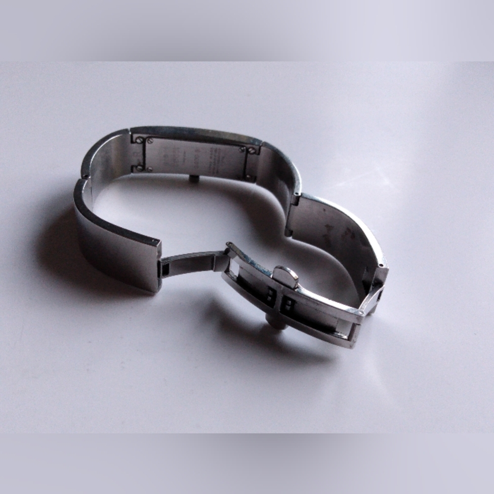 Authentic Gucci Bracelet Silver Tone Women's Watch - Picture 6 of 10
